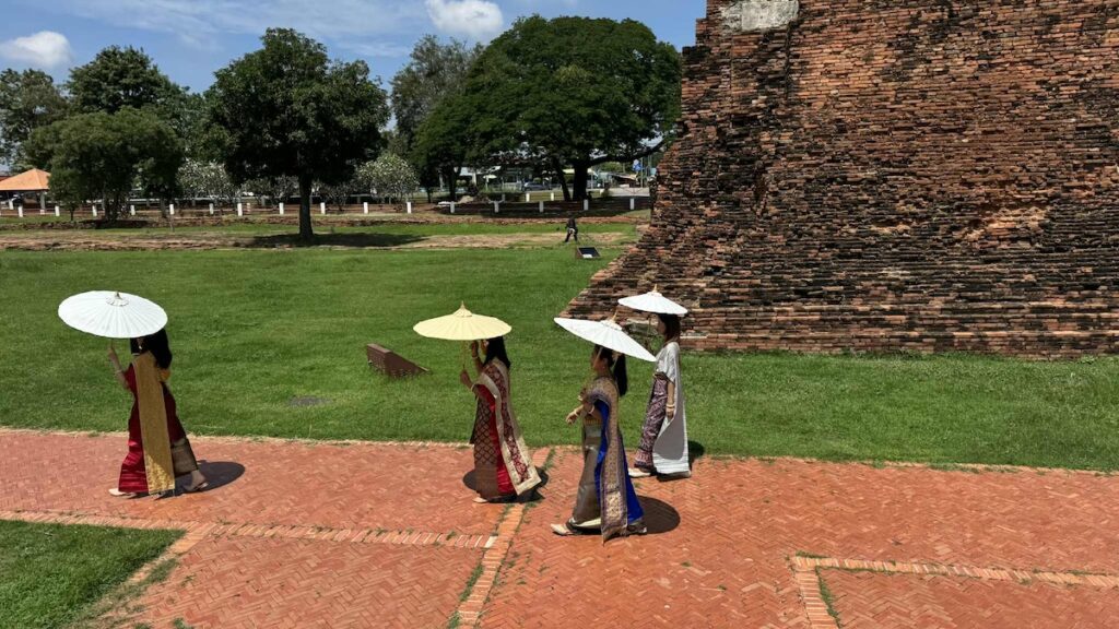 Wat Chaiwatthanaram: Light and Shadow of the Universe in the Flowing River