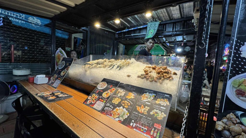 Food stall at Jodd Fairs night market – A vibrant spot for street food and shopping in Bangkok.