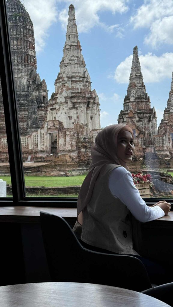 Wat Chaiwatthanaram: Light and Shadow of the Universe in the Flowing River