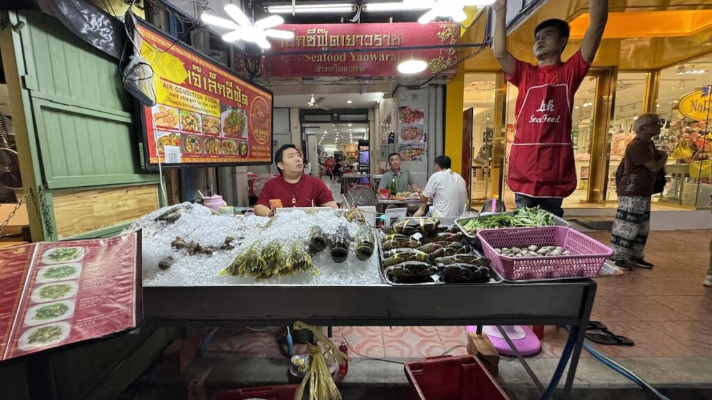 Seafood Yaowarat street food stall – Fresh seafood and Thai-Chinese cuisine in a bustling Bangkok market.