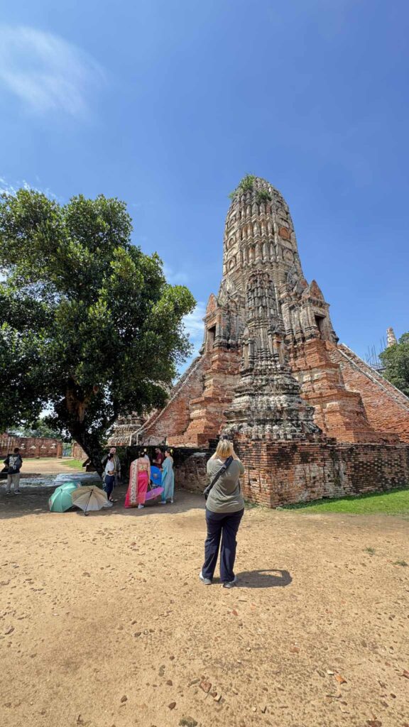 Wat Chaiwatthanaram: Light and Shadow of the Universe in the Flowing River