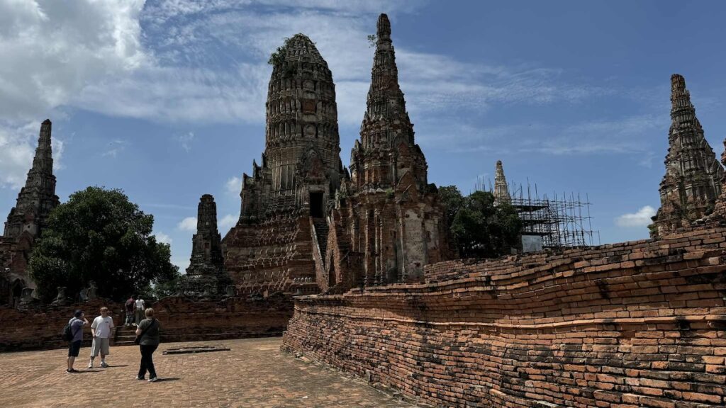 Wat Chaiwatthanaram: Light and Shadow of the Universe in the Flowing River