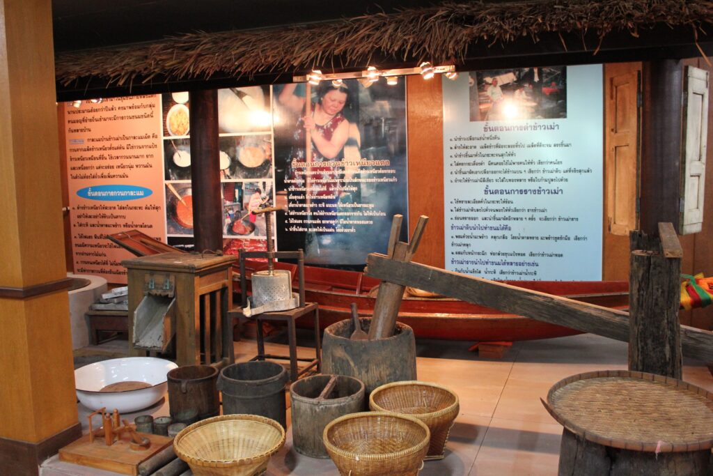 Bangkok Noi Community Museum is a local museum that preserves the neighborhood’s history.