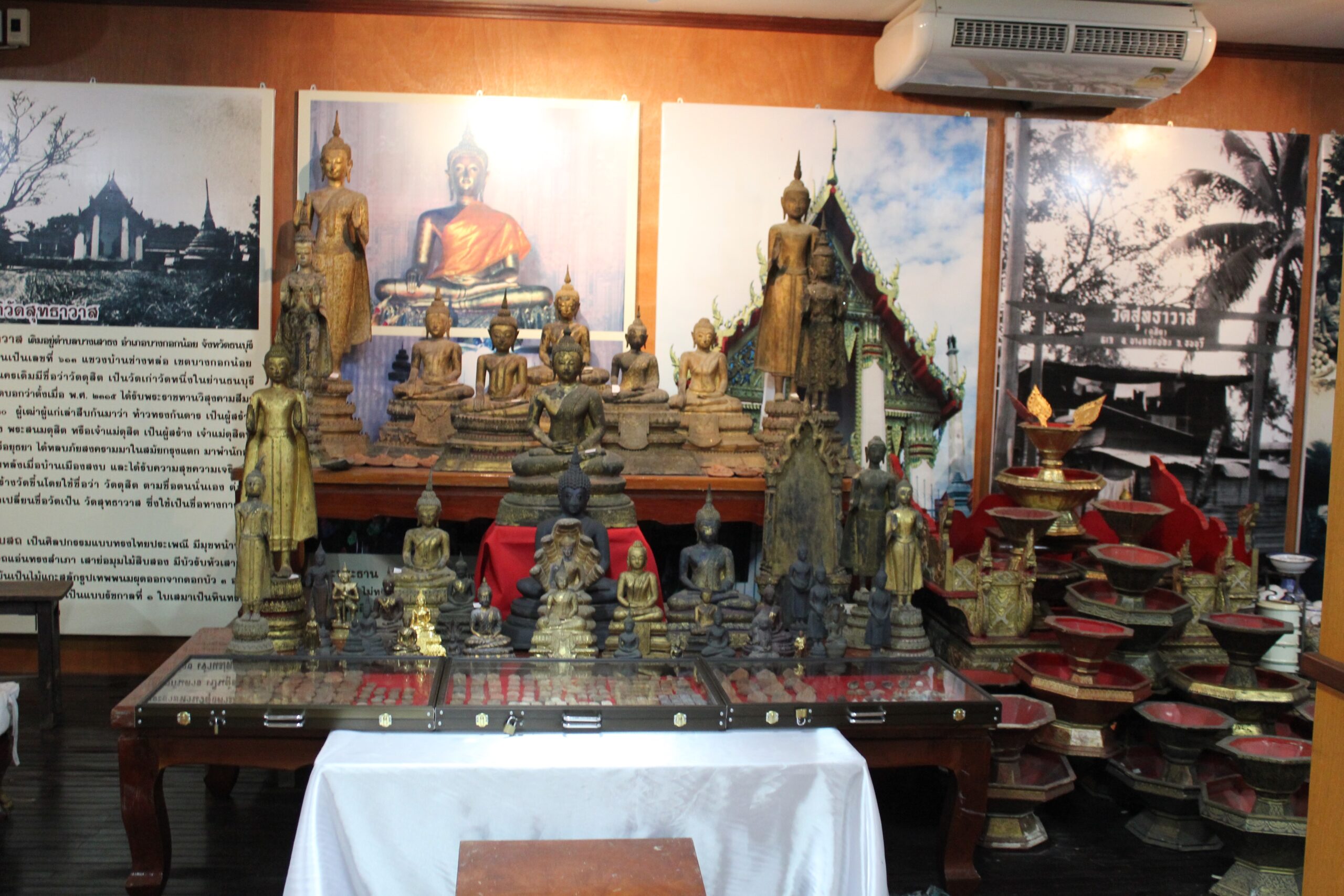 Bangkok Noi Community Museum is a local museum that preserves the neighborhood’s history.